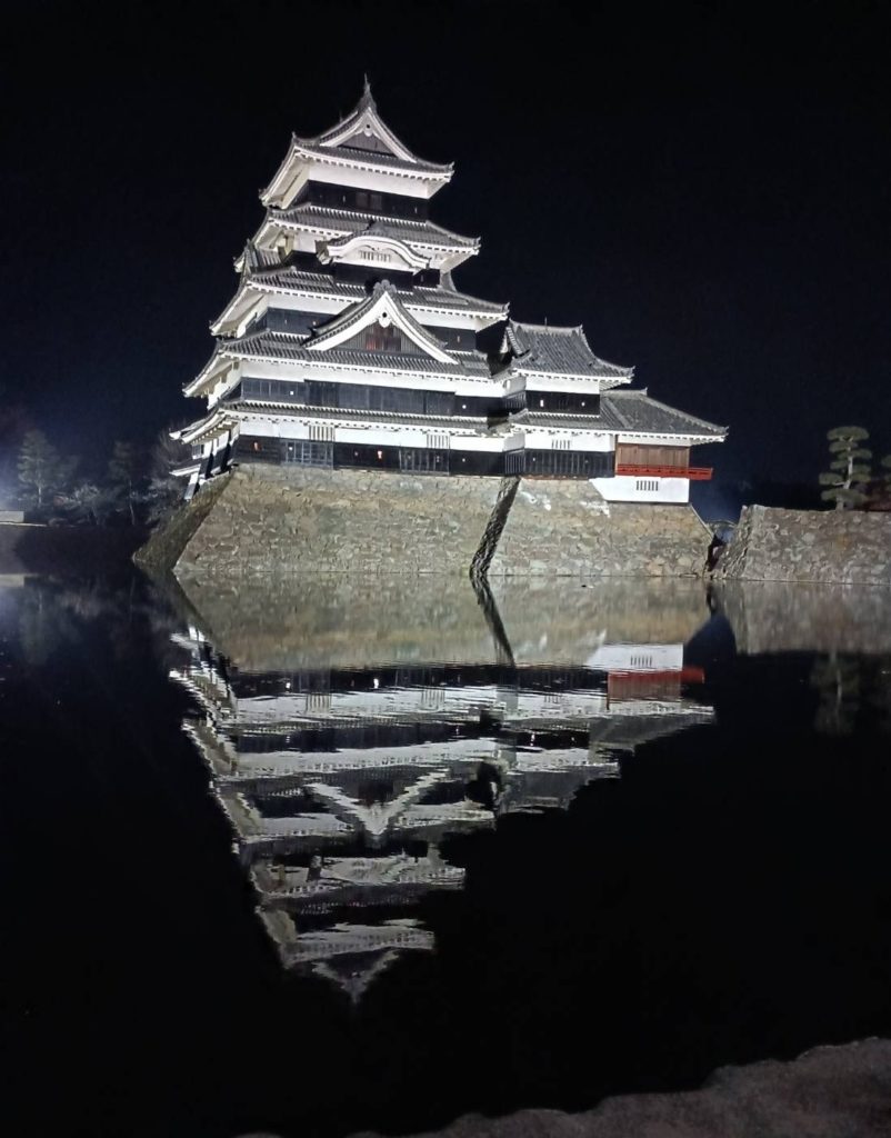 夜の松本城