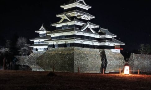夜の松本城