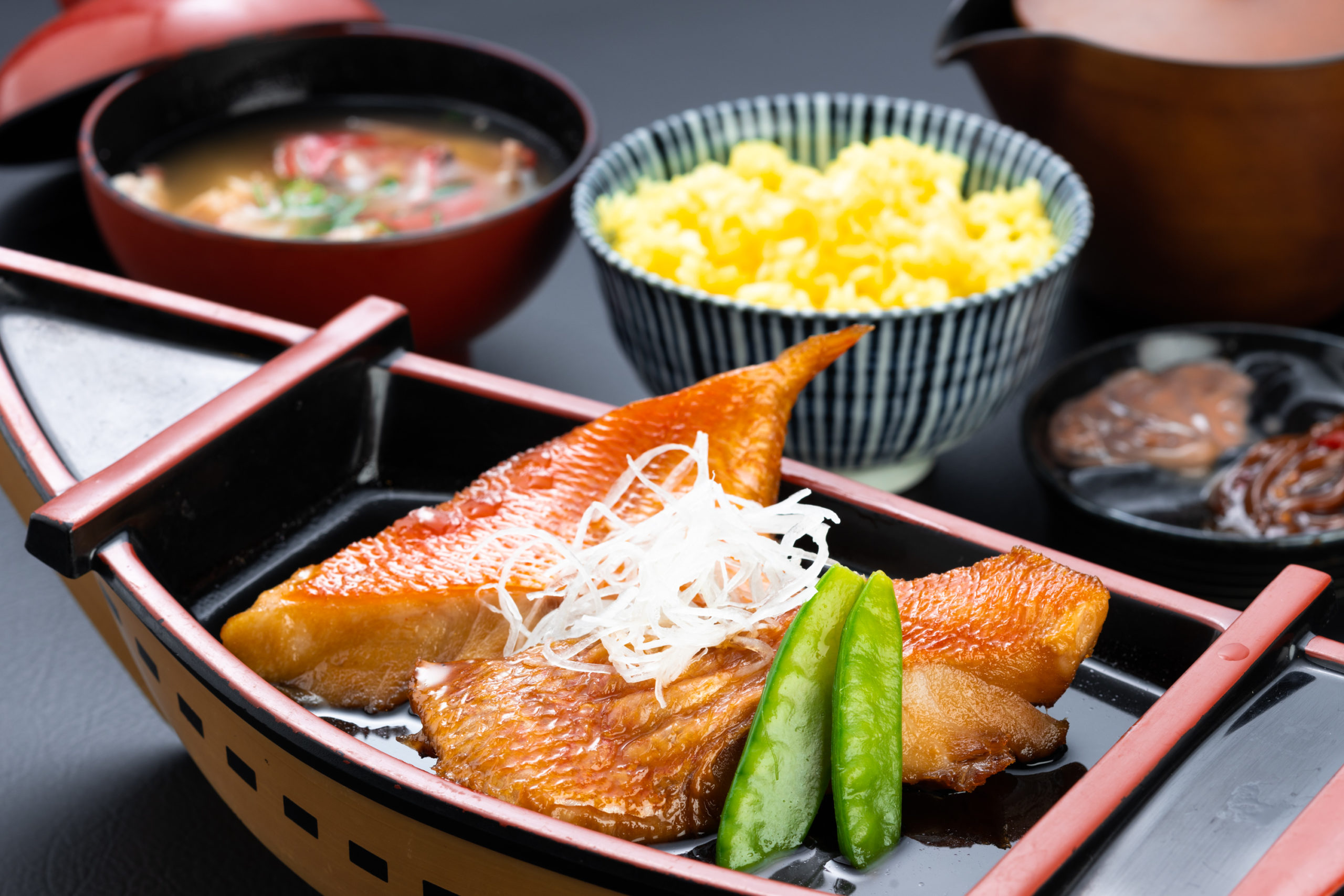 とくぞう_舟盛りの金目鯛煮付けづくし膳_2500別